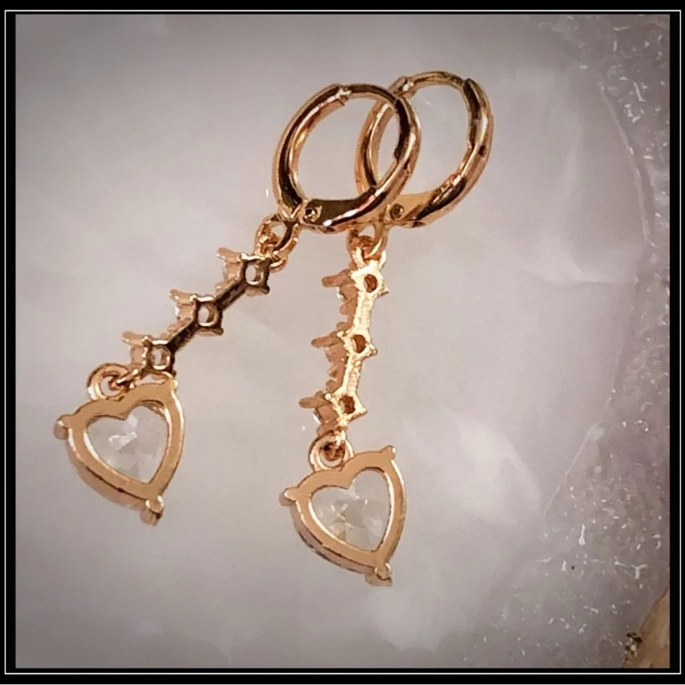 NEW GOLD SIMULATED DIAMOND HEART STONE DROP EARRINGS